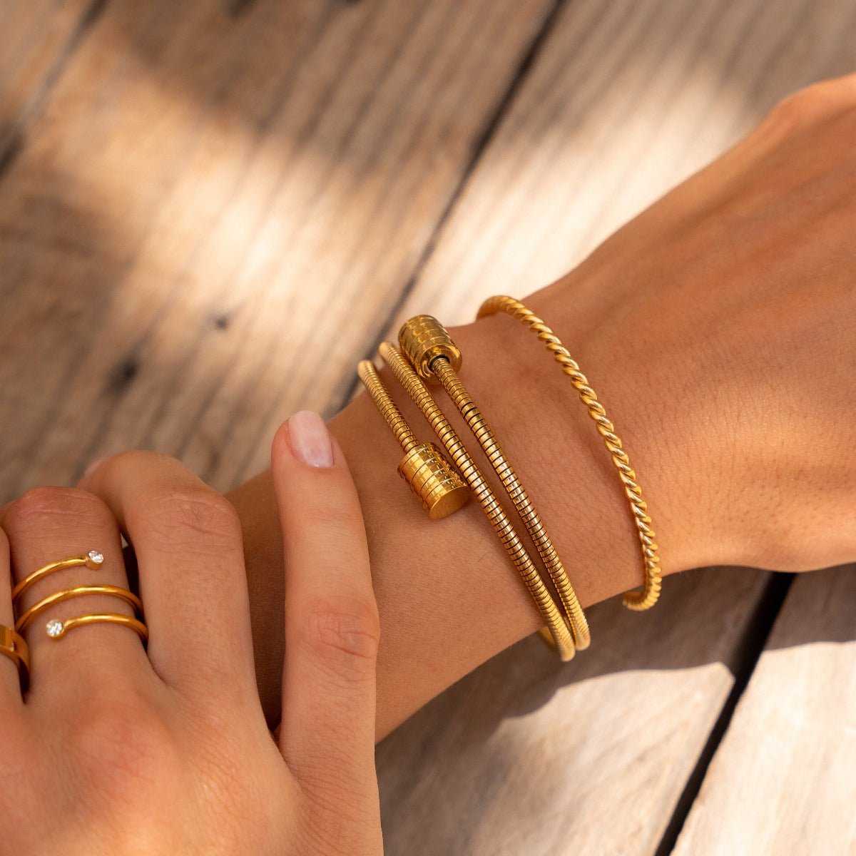 Dreifach spiralförmiges Armband, 18 Karat vergoldet